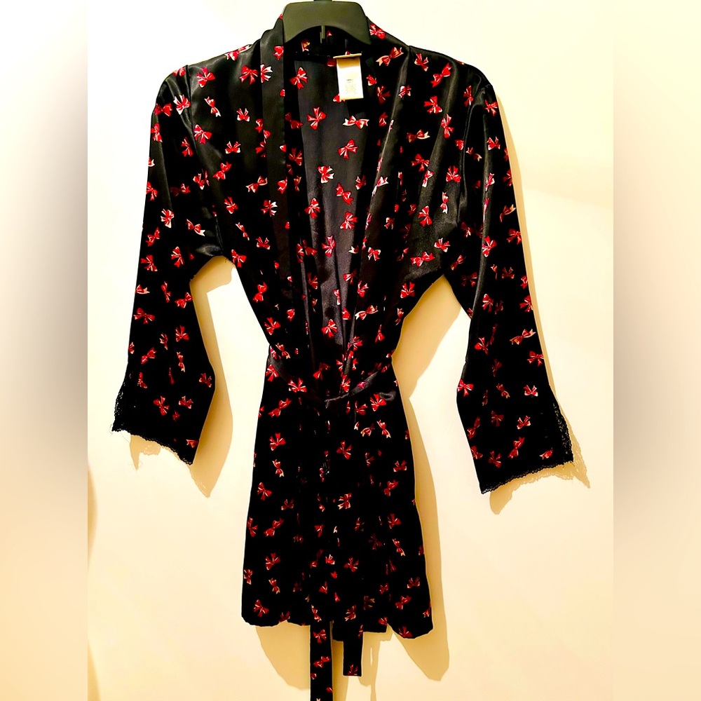Delicates silky smooth waist tie short robe